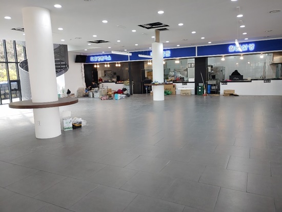 간판과 천장 마감이 복구된 푸드코트