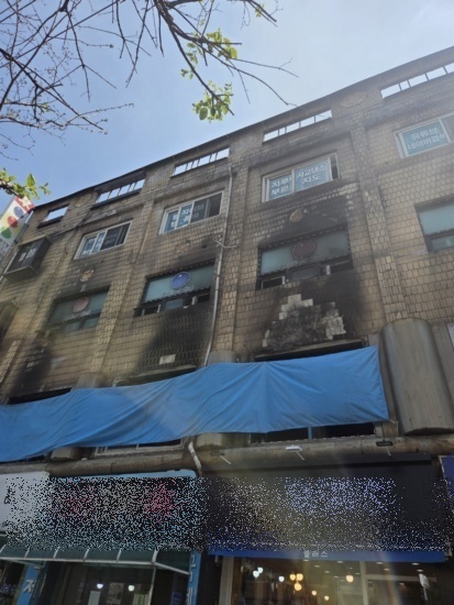 화재로 손상된 건물 외벽