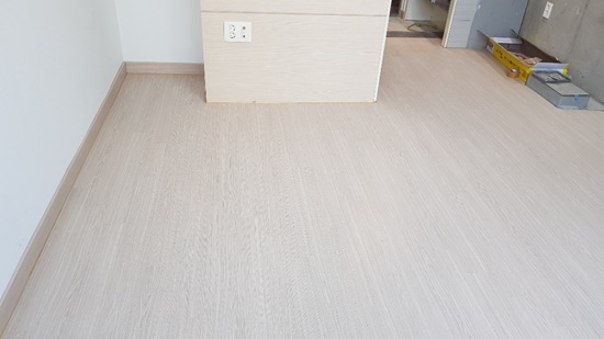 손상된 마루를 원상복구한 구로 오피스텔