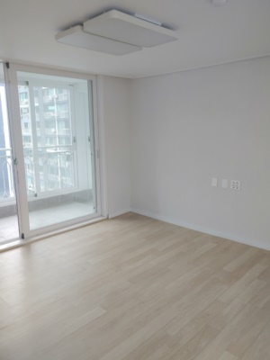 복구 후 밝게 마감된 인천 아파트 거실