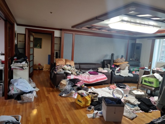 화재 후 집기와 그을음 흔적이 남은 아파트 거실