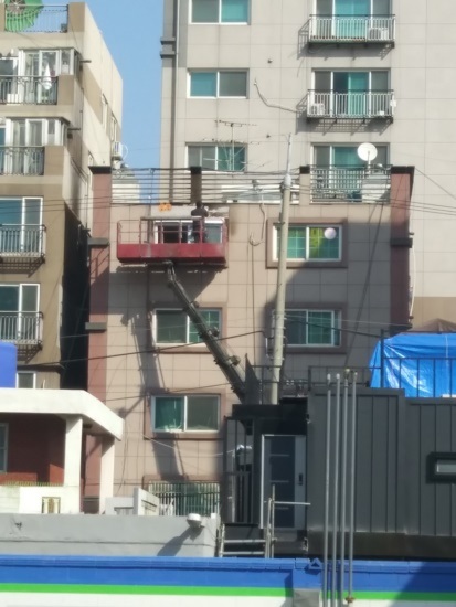 화재로 손상된 외벽 드라이비트를 복구하는 현장